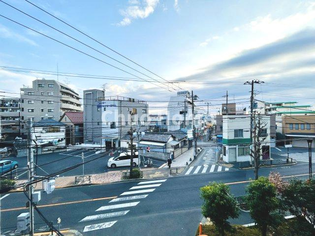 手を伸ばせば、ふれることが出来そうな環境が、そのままインテリアになったような印象です。その豊かな眺望にふさわしい空間には、通風・採光にも優れ、心地よい光と風があふれています