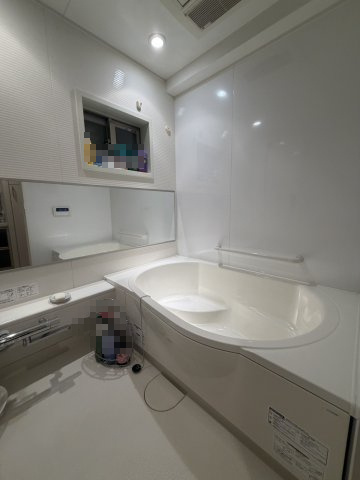 日々の疲れを癒すバスルーム　窓がついていて掃除の際も換気ができます