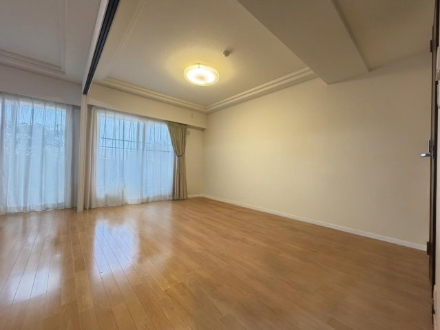 ウォールドアを開けた状態の洋室　※本画像は入居者様の家具をCGで消した画像であり、現況と異なる可能性がございます。