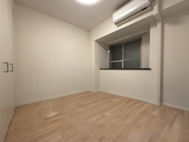 玄関側のサービスルーム　※本画像は入居者様の家具をCGで消した画像であり、現況と異なる可能性がございます。