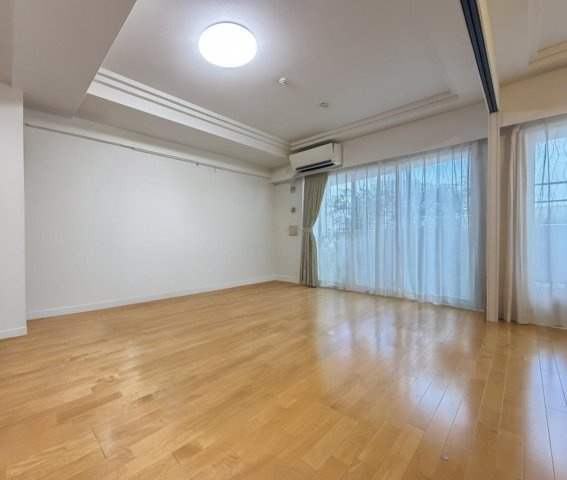 大きな窓から明るい日差しが差し込みます　※本画像は入居者様の家具をCGで消した画像であり、現況と異なる可能性がございます。