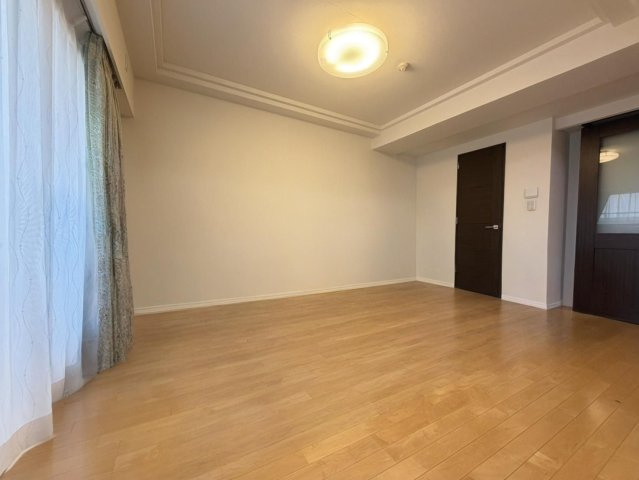 ウォールドアを開け放した状態の洋室　※本画像は入居者様の家具をCGで消した画像であり、現況と異なる可能性がございます。