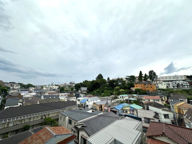 駅徒歩5分でこの眺望です。ぜひこの開放感を現地でご覧になって下さい。