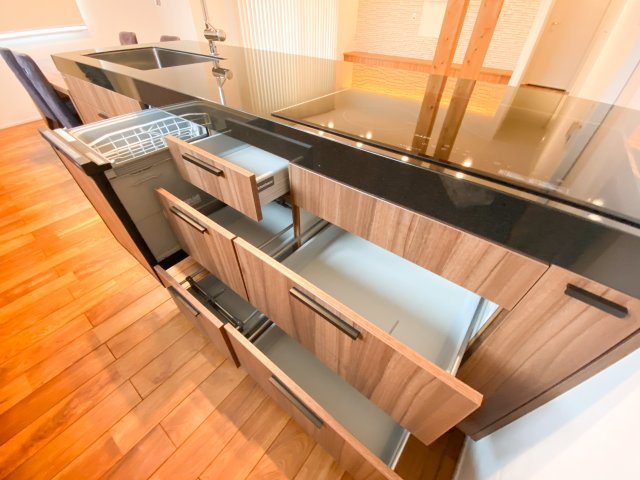 ■キッチン｜ワークトップ下には、圧力鍋やパスタ鍋などのかさばる調理器具もラクラク収納可能なスライド収納！ものが溢れがちなキッチン回りもスッキリきれいに管理ができます♪
