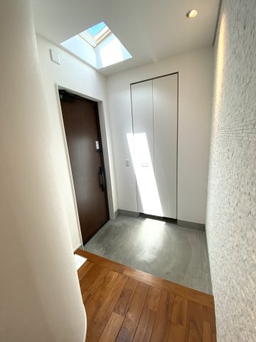 ■玄関｜毎日の「いってらっしゃい」や「お帰りなさい」を大切なご家族と過ごす玄関は〈使いやすさ〉を追求しております。玄関横の物入は急な来客時でもさっとお片付けできるスペースを確保しています。