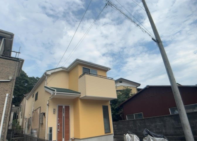 バルコニーは、室外の専用スペースのうち、「屋根がなく開放された空間」であるものを指します。ベランダより広いタイプのものが多く、日当たりもよいため家庭菜園などを楽しみたい人にとって適した環境となります。