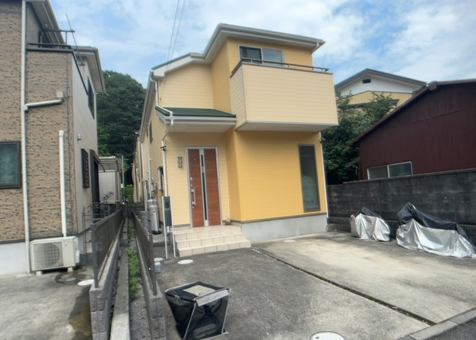 玄関は家の顔でもあり、家族以外の目にも止まる場所です。玄関は外との間を仕切る扉、靴などをしまっておく収納スペース、靴脱ぎのたたきスペース、来客とのやり取りをするドアホンなど複数のアイテムからなります。