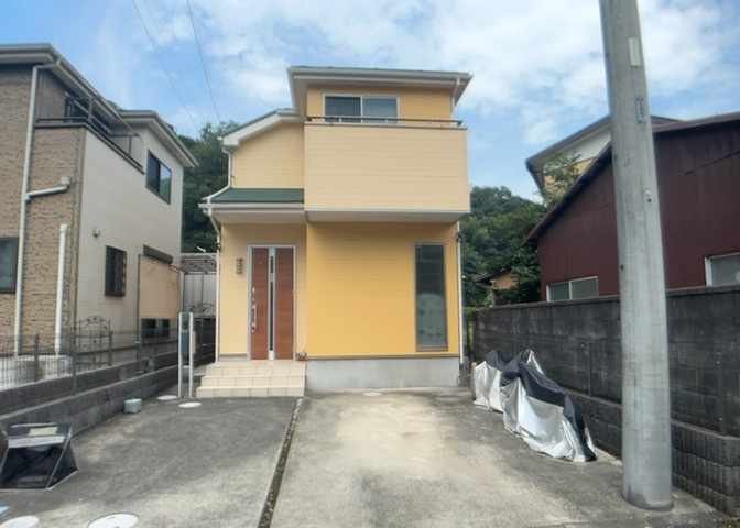 木造住宅とは土台、壁、柱など建築物の強度を支える構造体の材に木が使用されている構造を指します。構造体は建物の自重を支えるだけではなく風圧や水圧、積裁荷重などあらゆる衝撃に耐えるための基礎です。