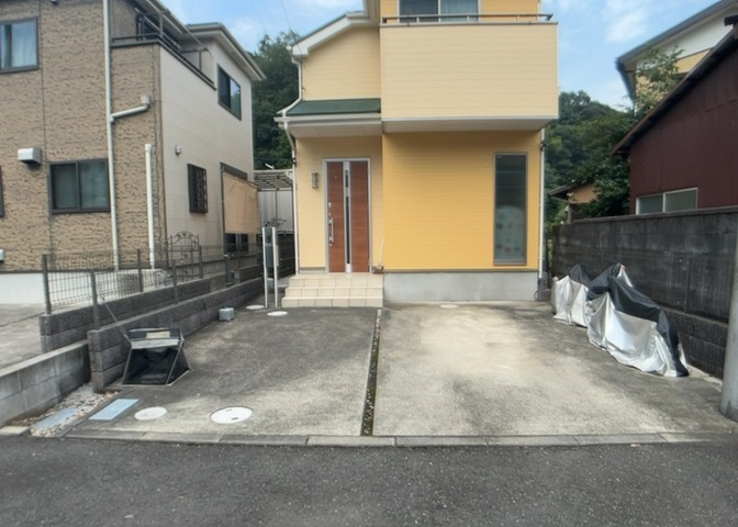 建物の基礎工事の方法は、主流となっているベタ基礎（防湿基礎）と布基礎の2種類に分類され、床下の通気性や耐久性などに違いがあります。建物の基礎部分の構造や付帯設備など詳細については現地でご確認ください。