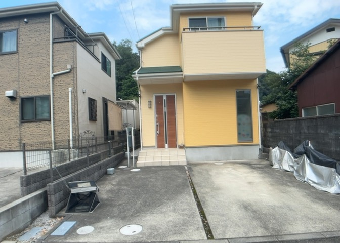 玄関ポーチにおいて最も重視すべきと言っても良いのが広さです。適切な広さの玄関ポーチでないと外見的なバランスは崩れてしまいますし、何より使いにくくなってしまいますので、現地で実際に下見をしてみましょう！