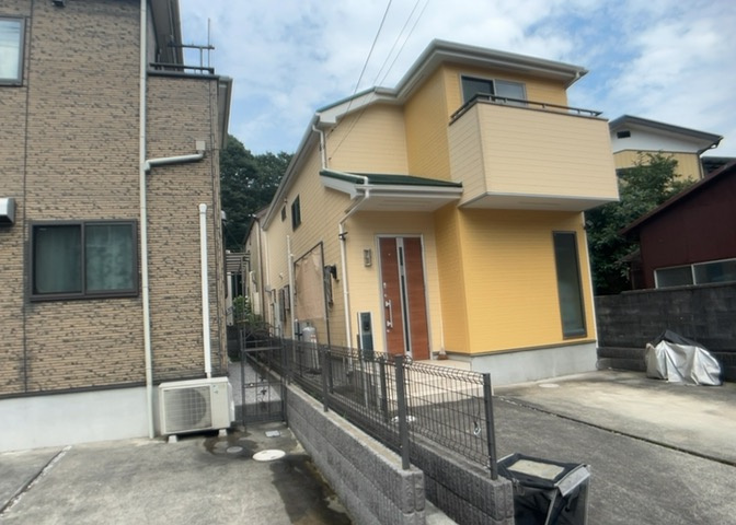 床下換気口は、床下に湿気がこもることを防ぎ、効果的に換気を行うために設置されています。床下換気口が設置されていない建物は、基礎パッキング工法などにより換気を行なっています。詳細は現地でご確認ください。
