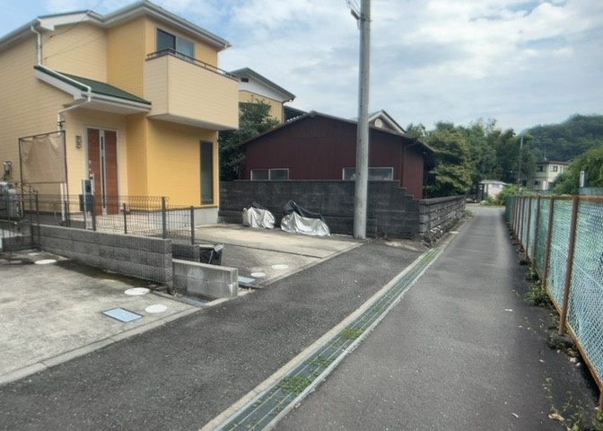 南側道路の場合は長い時間光を入れ込むことができるため、庭やリビングを道路側に持ってくることが多く土地価格も高い傾向にあります。一方北側道路だとリビングや庭が南側になりプライバシーを守ることができます。