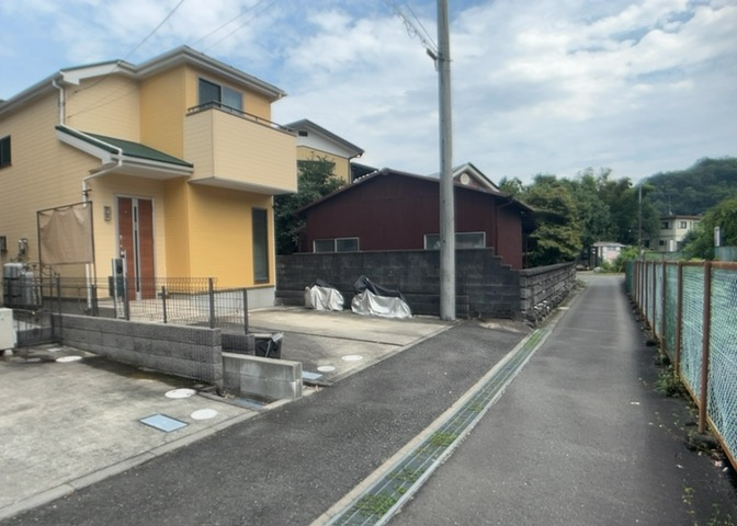 東側道路の場合は居室を南向きに設計しやすいため、朝日が入りやすいというメリットがあります。一方、西側道路も東側同様に居室を南向きに設計しやすいのですが、住宅地だと朝日が入りにくいという弱点があります。