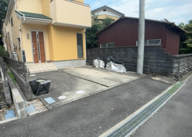 車一台あたりに必要なスペースは、標準サイズの普通自動車で横幅2m50cm、長さ5mは必要になります。ただし、乗降のことも考慮して横幅3m30cm、長さ5m50cmほどは確保できるところを選びましょう。