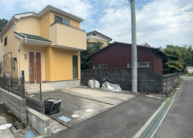 庭のある家に住むことのメリットとして、子どもたちの遊び場を確保できること、ガーデニングや家庭菜園を楽しめること、明るさを確保できることがあります。また、配置を工夫することでプライバシーが確保できます。
