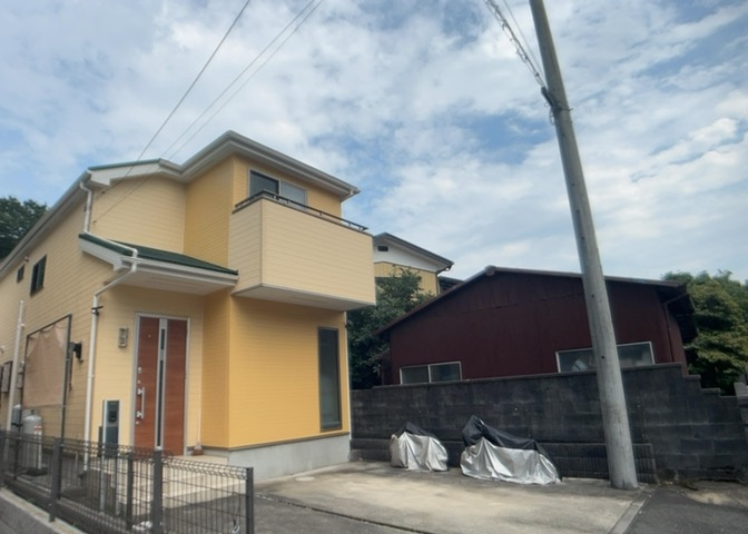 バルコニーは、建物内から室外へ楽に出入りできる便利なスペースです。また、バルコニーには手すりを付けることが義務付けられており、手すりの高さは110cm以上で施工することが建築基準法で定められています。