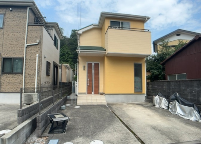 玄関は家の顔と言っても過言ではありません。現地を見学する際は玄関の広さや全体のバランスなどを見てみるといいでしょう。一般的なアプローチのしやすさだけではなく、お年寄りにも優しい設計のものだと安心です。