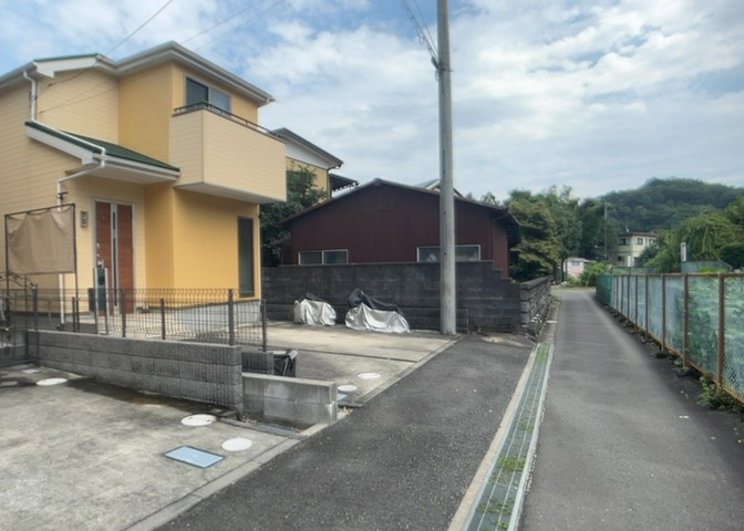住宅用の土地では前面道路に2m以上接していなければならないと法律で定められています。しかし、お持ちの車のサイズやライフスタイルなどにより、2mでは利便が悪い場合もございますので、事前に確認しましょう。