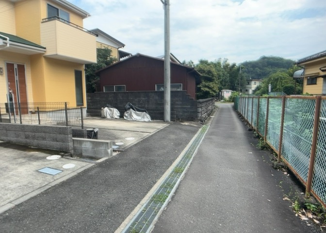 道幅が広い場所は日当たりや風通が良好です。幅が広いのですれ違いも可能ですし大きな車でも駐車可能！一方で、大型車が通ることも多くなるため交通量の増加により騒音に繋がります。また土地の値段が高くなります。