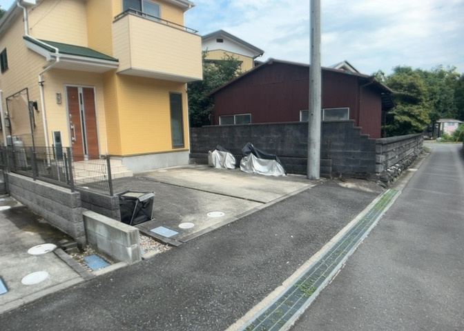 駐車場と明記されていても、最小スペースでつくられた駐車場だと大型車は駐車できなかったり、出入りしにくくなったりする可能性があります。お車のサイズと購入したい物件の駐車場のサイズを現地で確認しましょう。