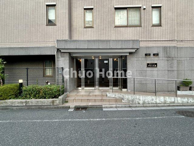 【エントランス】マンションのエントランスは、その物件の印象を決める、顔とも言える場所です。毎日通る場所ですからきれいなのが一番です。