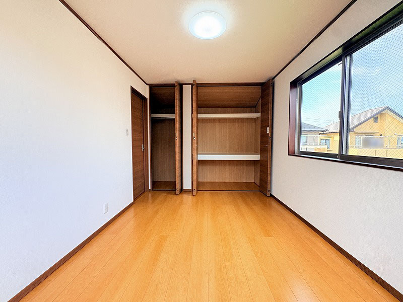 2階6.1帖/全居室に収納スペースが備わりお部屋を広々お使いいただけます。