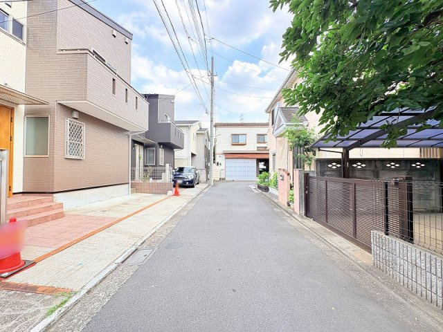 小学校まで徒歩7分なのでお子様の登下校も安心です。