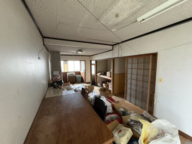 奥行きのある広々とした空間で、事務所利用や趣味スペースとしても活用を検討可能。収納スペースも備わっており、荷物の整理にも便利。レイアウトの自由度が高く、住居としてだけでなく多用途に利用しやすい。