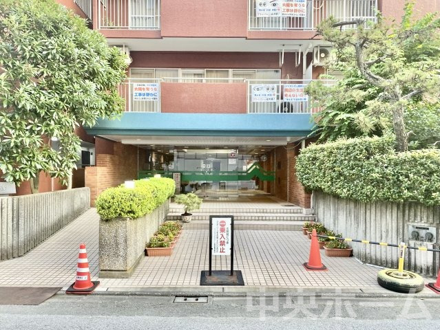 【エントランス】マンションのエントランスは、その物件の印象を決める、顔とも言える場所です。毎日通る場所ですからきれいなのが一番です。エントランス内はオートロックですので暮らしの安全も確保されています。