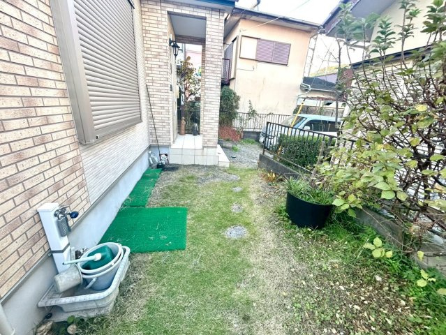 敷地内に散水栓や立水栓があると便利です。水道水を直接利用できるため、水を運ぶ手間を省くことが出来ます。大量の水を必要とする洗車作業や清掃などに役立ちます。その他設備とあわせて、現地でご確認ください。　