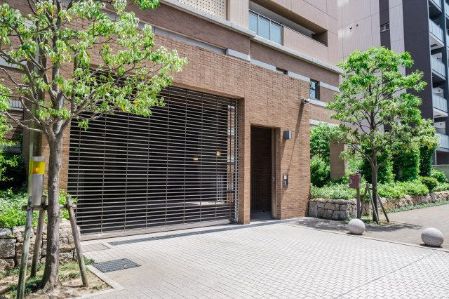【敷地内駐車場】きちんと整備されたきれいな駐車場です！十分な広さがあり、車の出し入れもスムーズ！