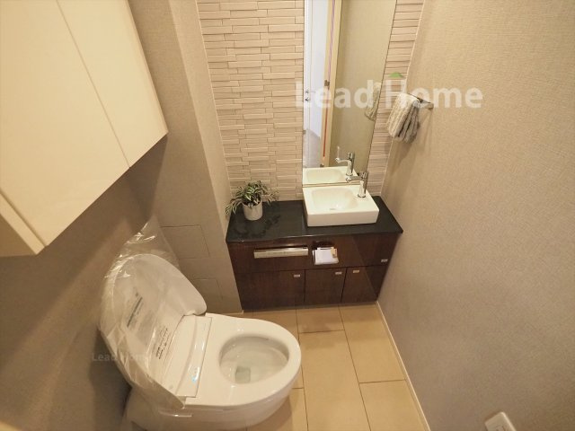 独立手洗い器が付いた清潔感のあるトイレです！シックなデザインで上質な空間に仕上がっています♪