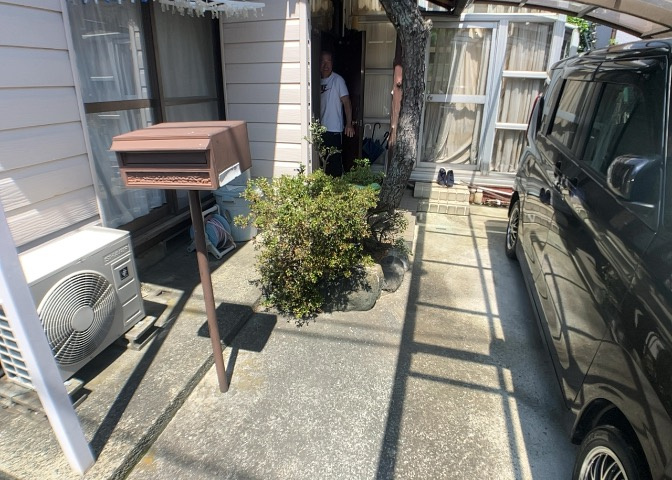 庭のある家に住むことのメリットとして、子どもたちの遊び場を確保できること、ガーデニングや家庭菜園を楽しめること、明るさを確保できることがあります。また、配置を工夫することでプライバシーが確保できます。