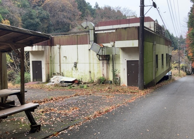 土地の前の道路に消火栓が設置されていることがあります。この場合、道路交通法第45条第1項により、駐車禁止の場所が指定されています。そのため、車庫などの駐車スペースをつくることができない場合があります。
