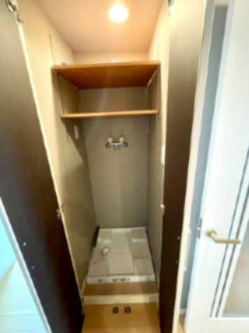 洗濯機置場。　生活感を感じさせない見えない収納を採用しています。