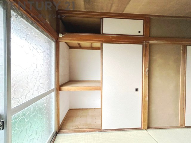 押入れは季節の衣類、寝具などを収納できます。伝統的な美しさと実用性が融合し、収納物を保護する調湿・換気効果があります。使い方によっては書類や小物なども効果的に整理でき空間を有効活用できます。