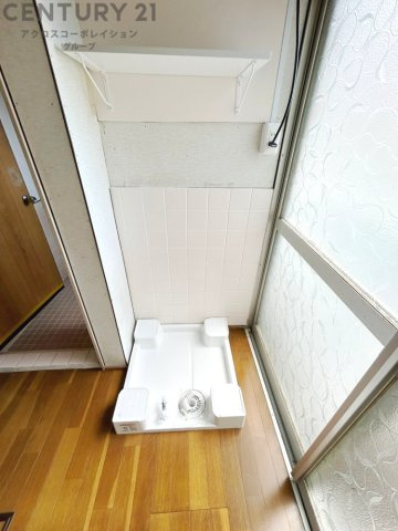 洗濯物の仕分け作業がしやすく、整理整頓が容易になります。洗濯音や湿気を他の部屋に持ち込まず、生活環境を快適に保ちます。上部を活用すれば収納スペースを確保でき洗剤や洗濯用品の整理もしやすくなります。