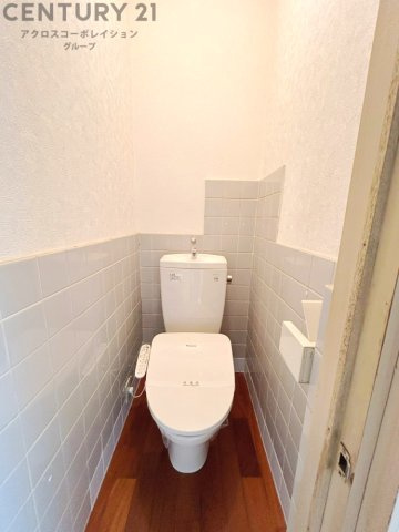 温水洗浄便座付トイレは温水洗浄機能により、暖かい水でおしりを洗浄することができ、冷たい水を使う従来の便座に比べ、温水洗浄機能で暖かいトイレを提供し、快適な使用を可能にします。