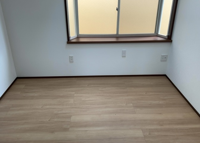 洋室のメリットは重い家具が置きやすく、身の回りが整理しやすいことです。　床がフローリングのため畳とは異なり凹みにくいです。　クローゼットなど収納が豊富で、普段使わない旅行カバンや服の整頓も簡単にです。