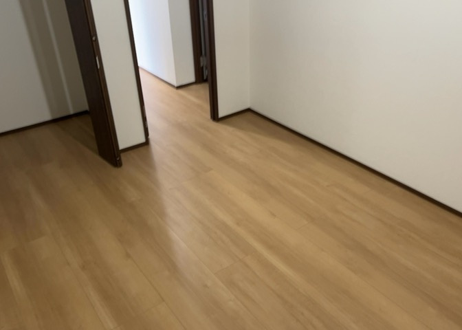 寝室でゆっくりと過ごすためにはベッド周りの適度な空間を担保することや窓の位置、照明の明るさ、寝室の広さなどを考える必要があります。自身や家族の構成とライフスタイルに併せて寝室にする部屋を選びましょう！