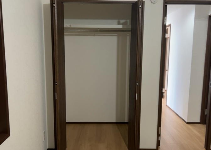 デザイン性を重視しすぎて収納が少なかった！なんてことにならないため、事前に現地で収納の数を確認しておくことをお勧めします。クローゼット以外にも床下収納や屋根裏収納、パントリーなどもチェックしましょう。