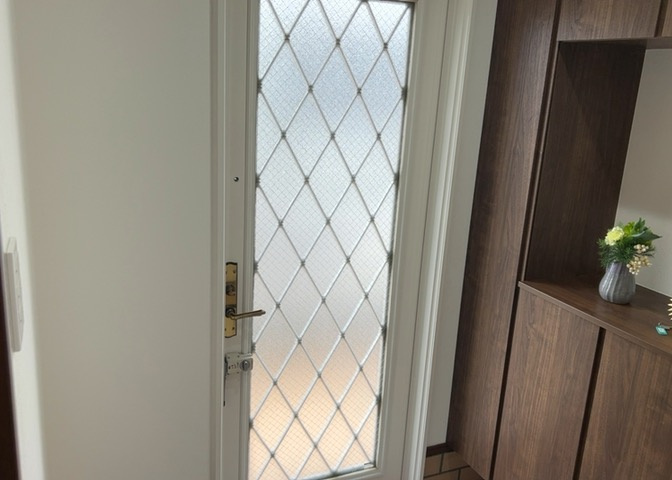 玄関は家の顔でもあり、家族以外の目にも止まる場所です。玄関は外との間を仕切る扉、靴などをしまっておく収納スペース、靴脱ぎのたたきスペース、来客とのやり取りをするドアホンなど複数のアイテムからなります。