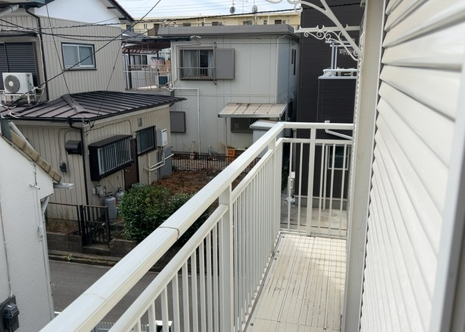 バルコニーは、室外の専用スペースのうち、「屋根がなく開放された空間」であるものを指します。ベランダより広いタイプのものが多く、日当たりもよいため家庭菜園などを楽しみたい人にとって適した環境となります。