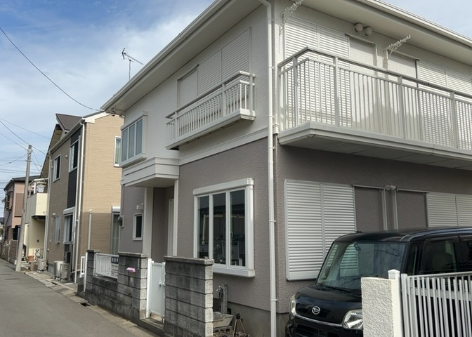 住宅用の土地では前面道路に2m以上接していなければならないと法律で定められています。しかし、お持ちの車のサイズやライフスタイルなどにより、2mでは利便が悪い場合もございますので、事前に確認しましょう。