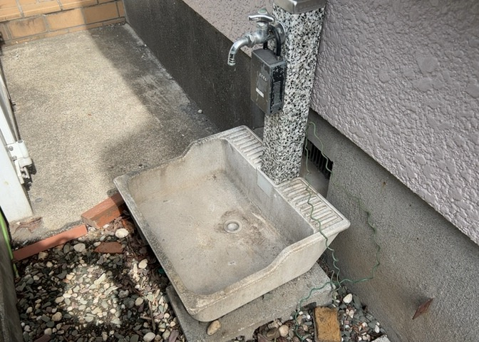 敷地内に散水栓や立水栓があると便利です。水道水を直接利用できるため、水を運ぶ手間を省くことが出来ます。大量の水を必要とする洗車作業や清掃などに役立ちます。その他設備とあわせて、現地でご確認ください。