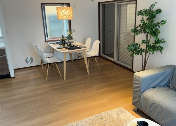 L型アイランドタイプは、キッチンからダイニングにもリビングにも目が行き届くので、とても使いやすい配置です。L字型独立タイプは、キッチンを独立させてるためLDKというよりもLDといった様なイメージです。