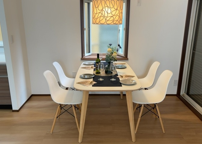 ダイニングは、食事や家族の団らんスペースとしてだけではなく、ほかの用途としても使用することができます。ダイニングテーブルを置き、食事のためのスペースを作ることでリビングとの差別化を図ることができます。