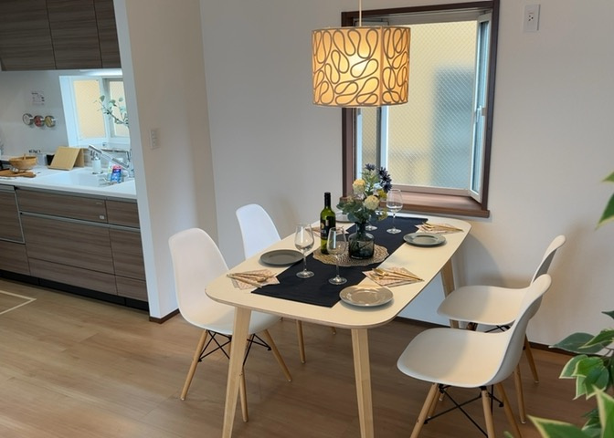 ダイニングにはダイニングテーブルセットなどを置くことが多く、間取りにおいて「D」と略記されますが、食事を作るときの作業場として使用したり、朝食を食べたりするときだけに使われるケースも少なくありません。