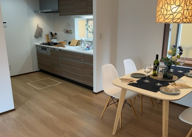 DKの物件でも広く見せたい方は、ダイニングスペースを広く使えるように工夫しましょう。低めのダイニングソファを置くと、家具の圧迫感が減り、広く見せることができ、ダイニングをリビングのように使用できます！