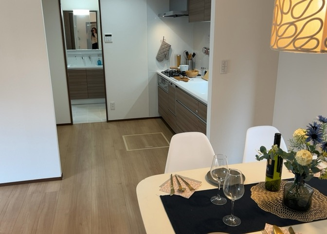 ダイニングとキッチンの間を扉や壁などで仕切らず、一体化させた間取りです。キッチンカウンターがついている物件ならば、食事をキッチンカウンターで取ることで、ダイニングスペースをリビングとして使用できます。